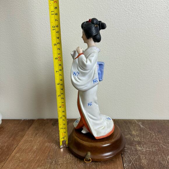 Vintage Japanese Geisha with Fan Bisque Ceramic Wood‎ Base Music Box - Picture 6 of 7